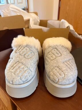UGG new in box size 6 Gray Faux Fur Lined Slip-On Platform Slippers
